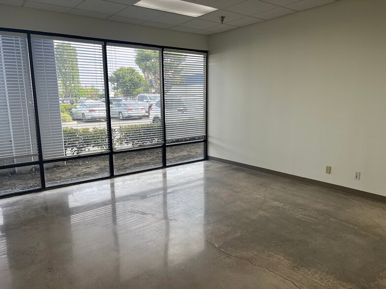 More Photos Of 4040 W Chandler Ave, Santa Ana Warehouse For Lease