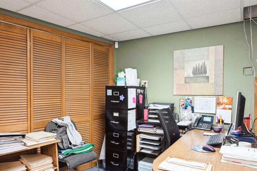 More Photos Of 1964 Indianola Ave, Des Moines Office For Sale