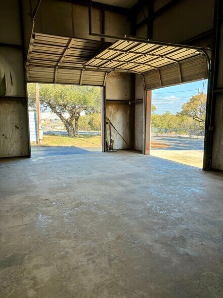 More Photos Of 2340 W R Larson Rd, San Antonio Manufacturing For Lease