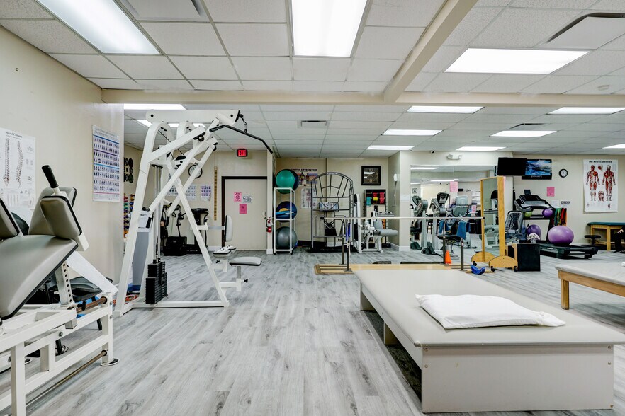 More Photos Of 910 N Highway 146, Baytown Medical For Sale