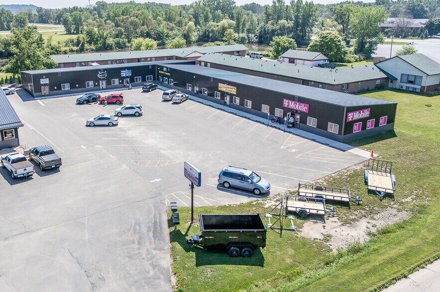 More Photos Of 1186 N Shawano St, New London General Retail For Lease