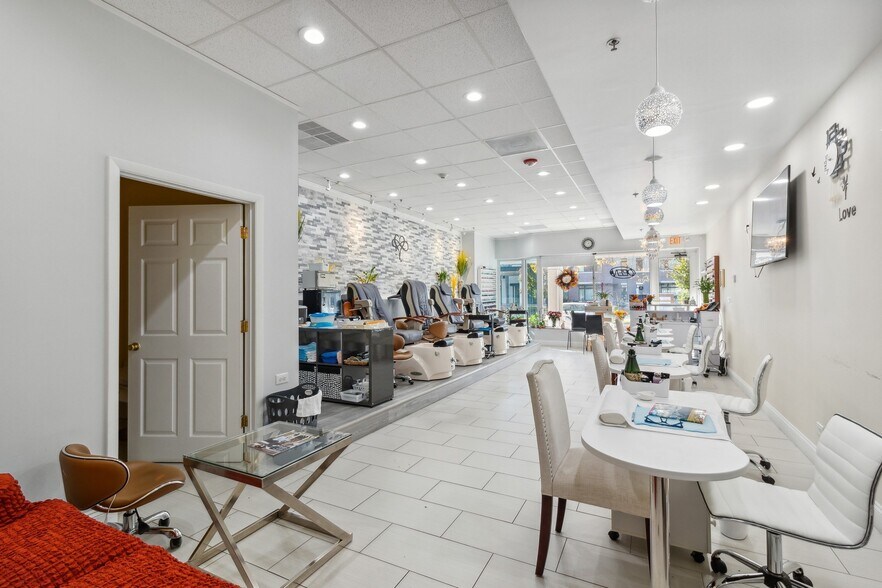 More Photos Of 328-350 Ridge Rd, Wilmette Storefront Retail Office For Sale