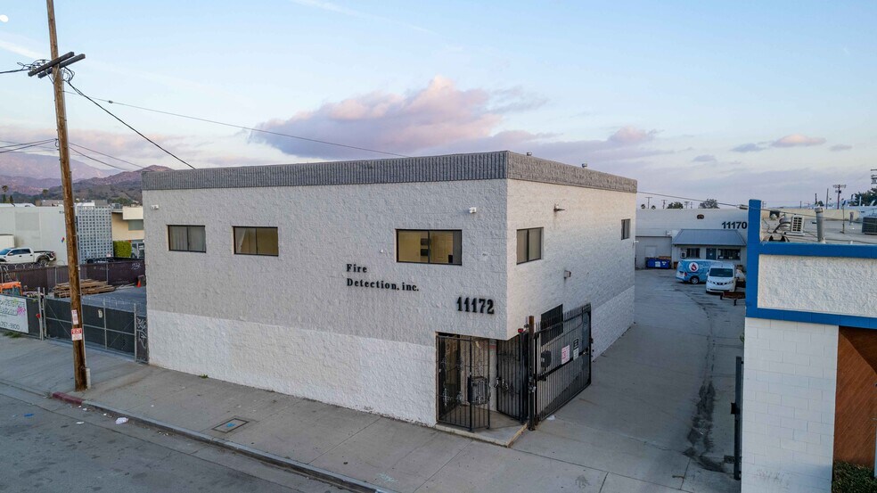 More Photos Of 11170-11172 Penrose St, Sun Valley Warehouse For Lease
