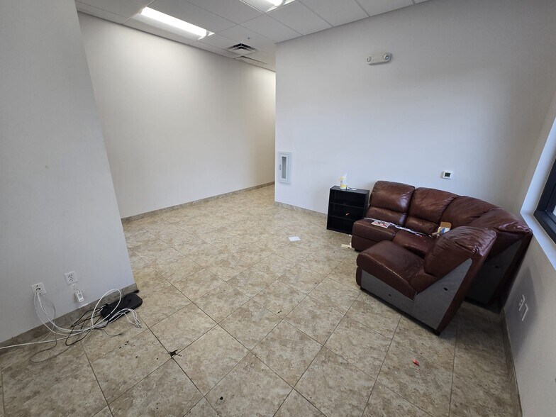 More Photos Of 10400 NW 55th St, Sunrise Manufacturing For Lease