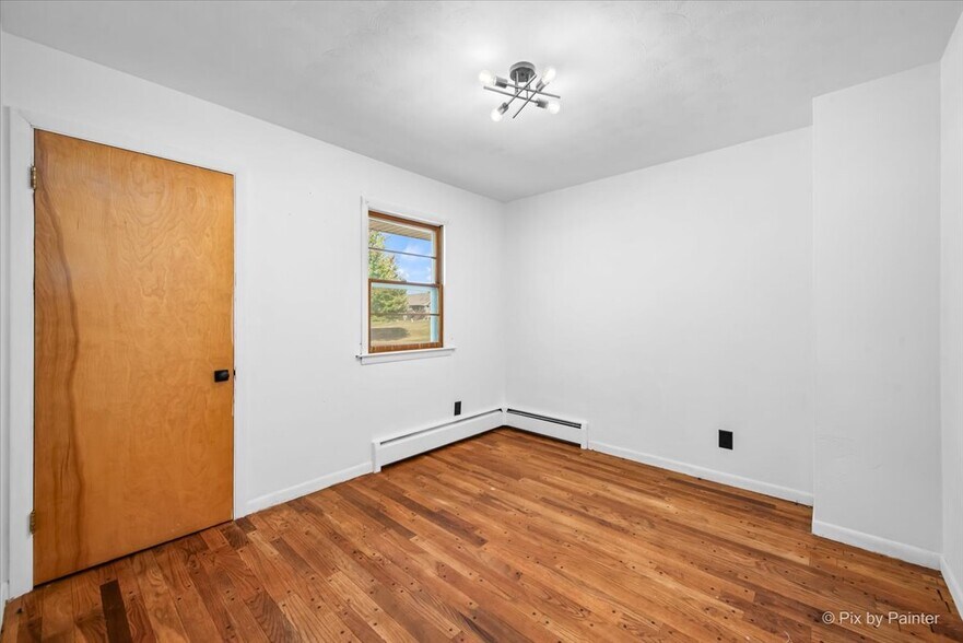 More Photos Of 124 E Oak Knoll Dr, Hampshire Office Residential For Sale
