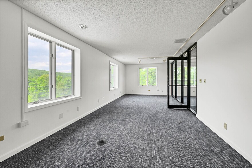 More Photos Of 9 Dunham Dr, New Fairfield Warehouse For Lease