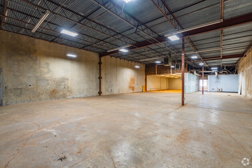 More Photos Of 5639-5653 E Shelby Dr, Memphis Distribution For Lease