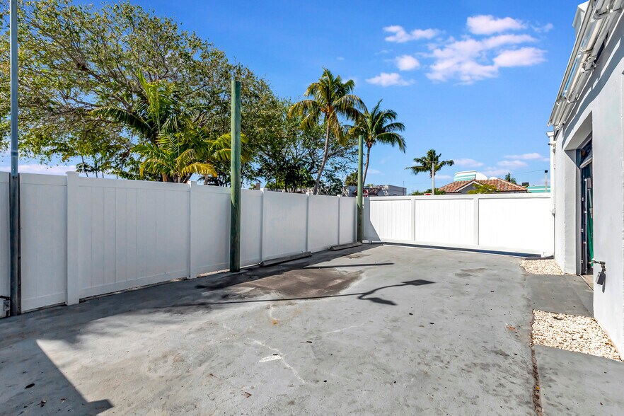 More Photos Of 705 Bond Way, Delray Beach Showroom For Sale