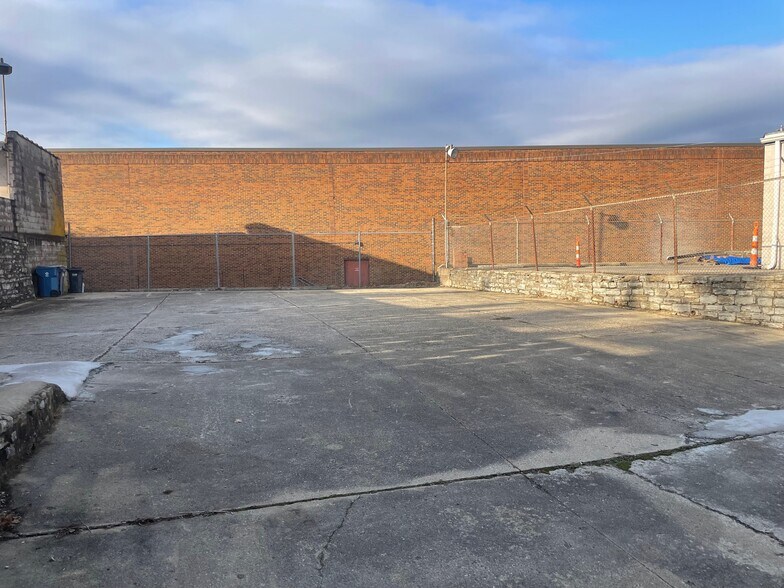 More Photos Of 7812 Camargo Rd, Cincinnati Auto Repair For Sale