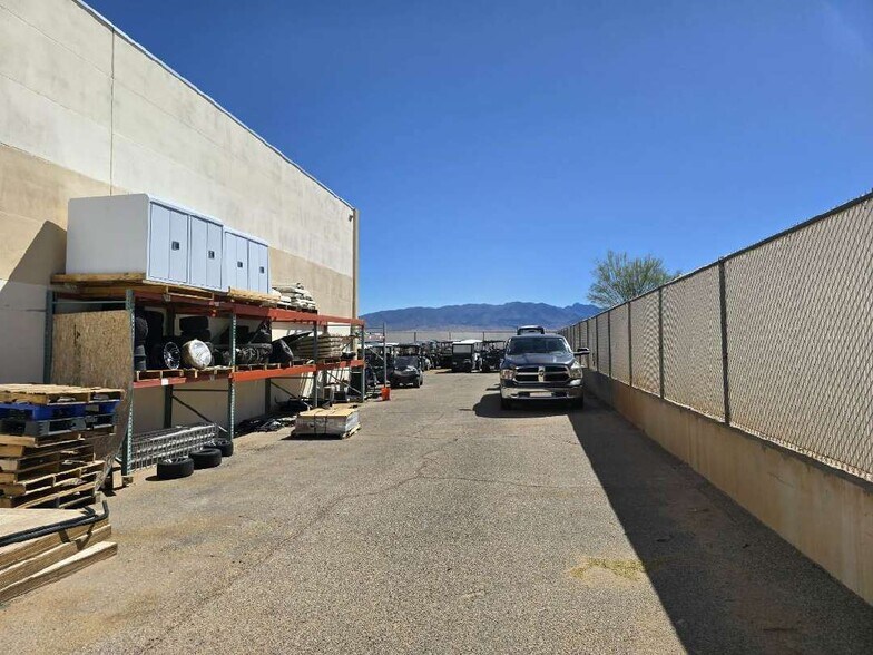 More Photos Of 720 Preston Dr, Mesquite Industrial For Lease