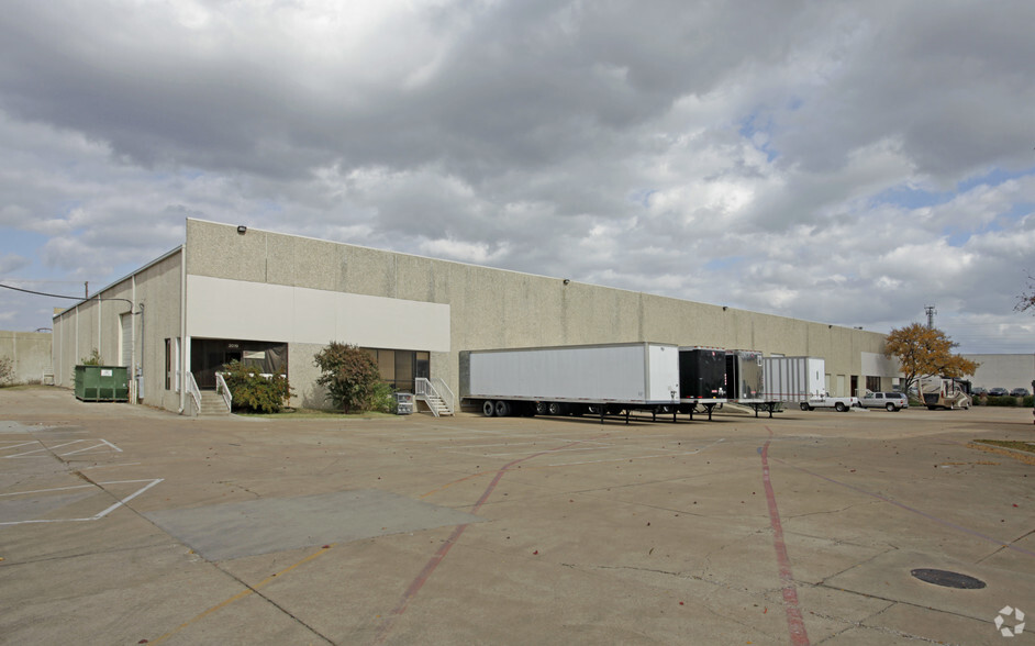 Primary Photo Of 2019-2025 Meridian St, Arlington Distribution For Lease