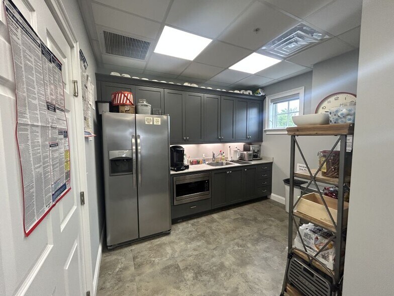 More Photos Of 670 Boston Post Rd, Madison Office For Lease