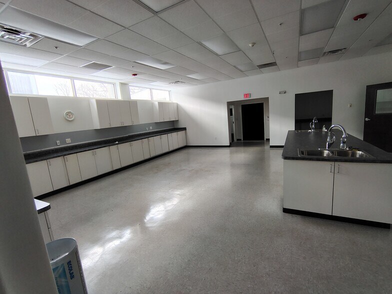 More Photos Of 18-22 Masse Pl, Batavia Warehouse For Lease