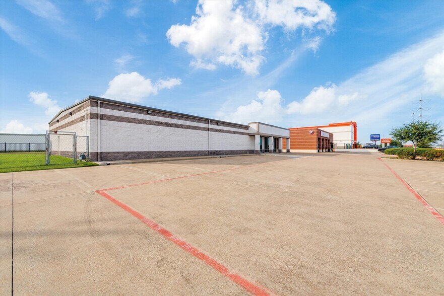 More Photos Of 5615 Rufe Snow Dr, North Richland Hills Freestanding For Sale
