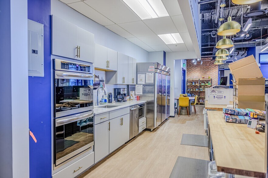 More Photos Of 300 W Pratt St, Baltimore Office For Sale