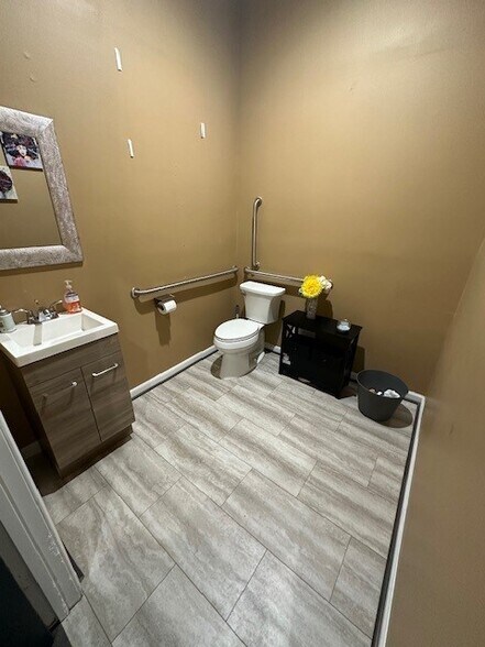 More Photos Of 3904-3910 Augusta Rd, Greenville Unknown For Lease