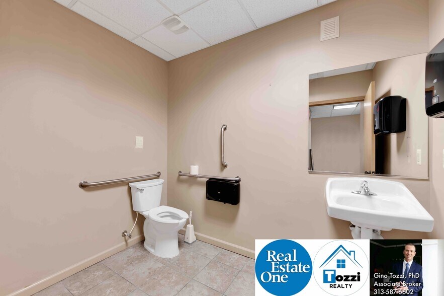 More Photos Of 27253 Van Dyke Ave, Warren Medical For Lease