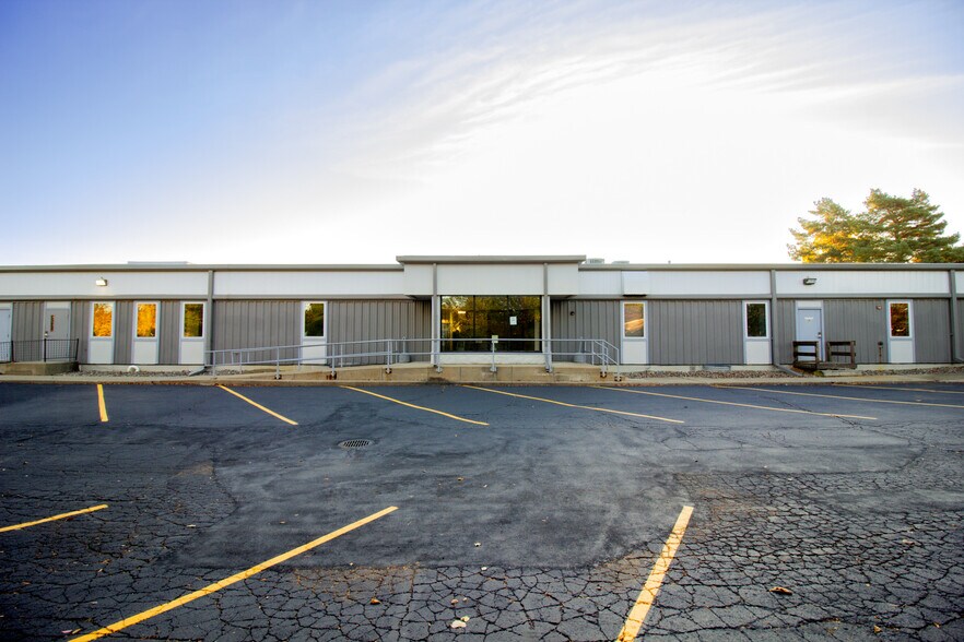 More Photos Of 1407 Rensen St, Lansing Office For Sale