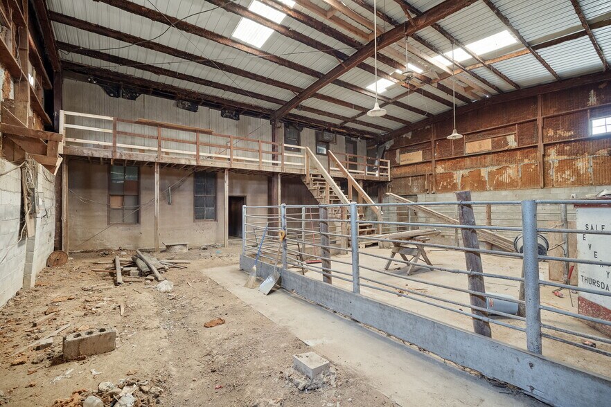 More Photos Of 802 E Nodaway St, Oregon Flex For Sale