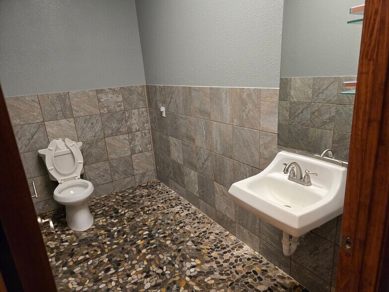 More Photos Of 1220-1222 W Hurst Blvd, Hurst Unknown For Lease