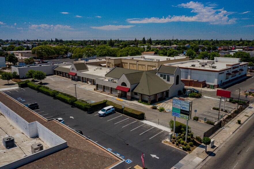 Primary Photo Of 552 W Benjamin Holt Dr, Stockton Restaurant For Lease