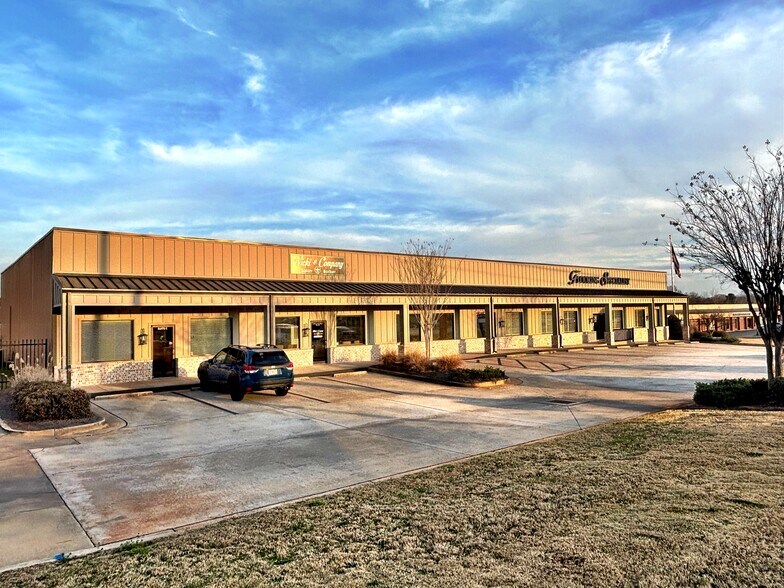 More Photos Of 101 Lochlyn Pl, Bonaire Storefront For Sale