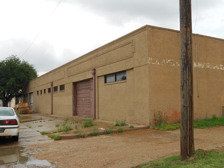 Primary Photo Of 218 Elm St, Abilene Flex For Sale