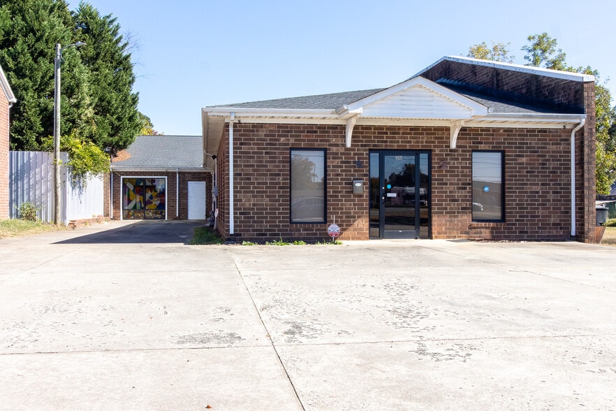 Primary Photo Of 2006 Maple Ave, Burlington Flex For Sale