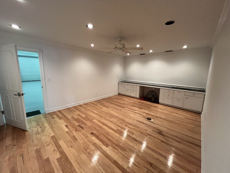 More Photos Of 1891 Porter Lake Dr, Sarasota Light Manufacturing For Sale