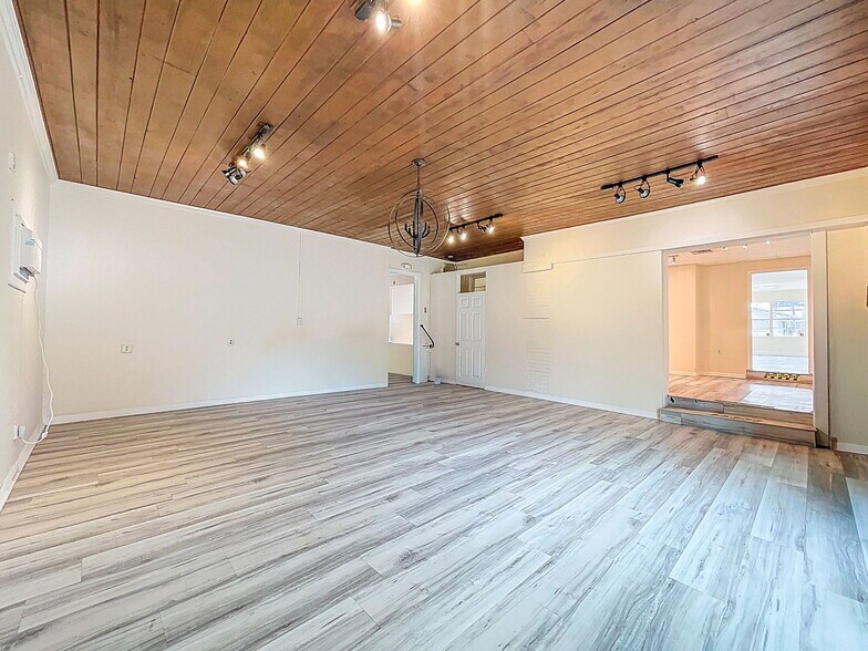 More Photos Of 301 N US Highway 41, Ruskin Office Residential For Lease