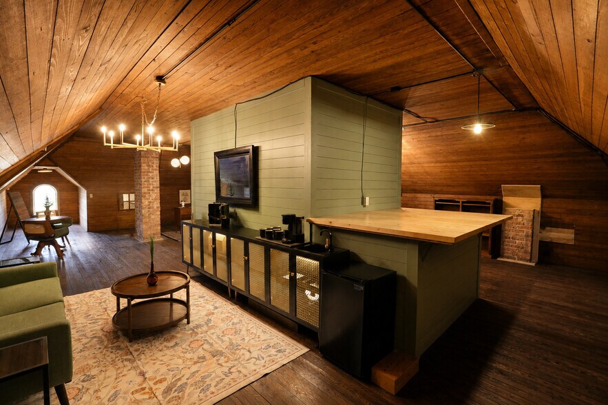 More Photos Of 700 W Garden St, Pensacola Freestanding For Lease