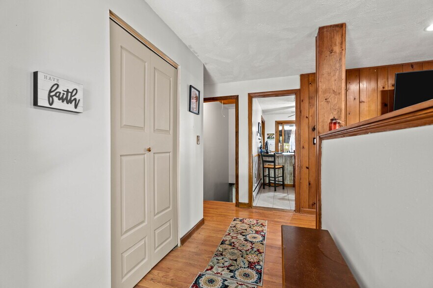 More Photos Of 25 Beacon St, Amesbury Showroom For Sale