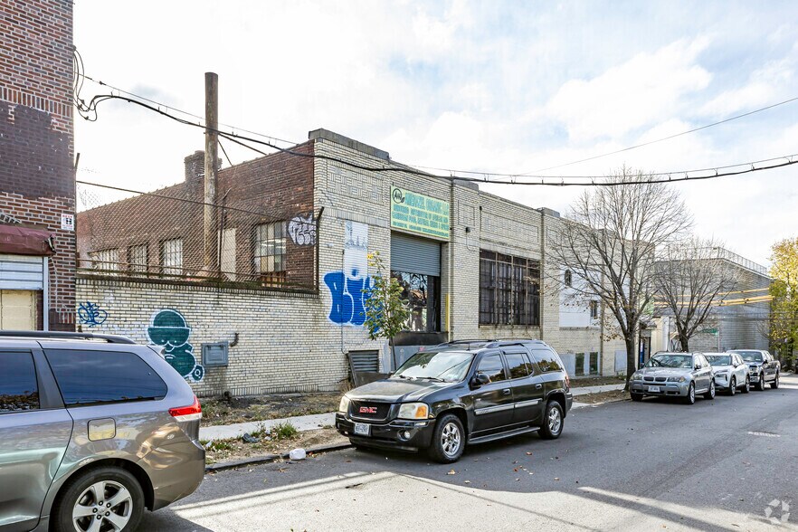 More Photos Of 830 Barry St, Bronx Warehouse For Lease