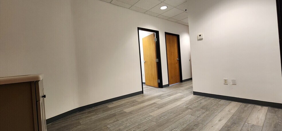 More Photos Of 7678 E Greenway Rd, Scottsdale Light Distribution For Lease