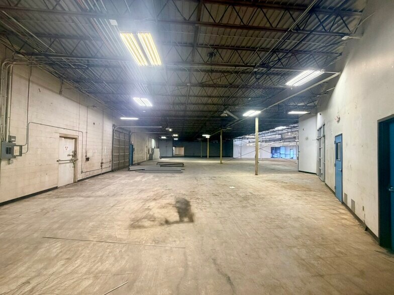 More Photos Of 9797-10161 E Admiral Pl, Tulsa Showroom For Lease