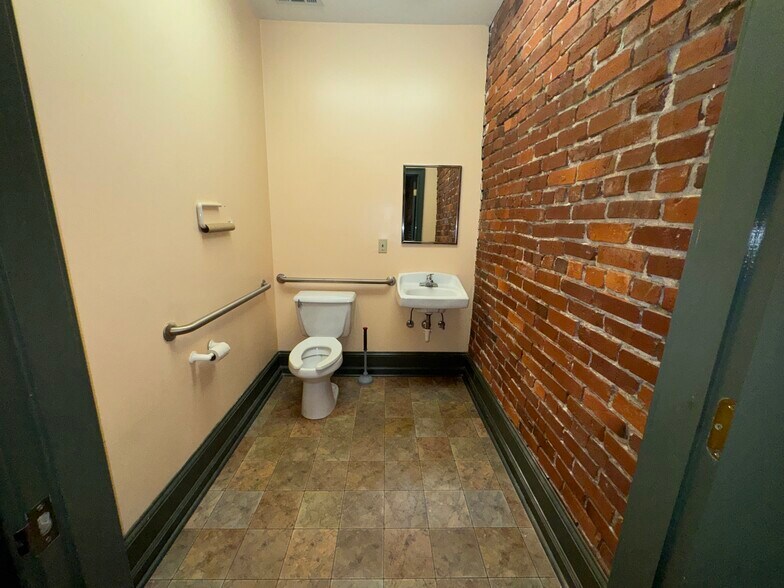 More Photos Of 390 S Main St, Memphis Office For Sale