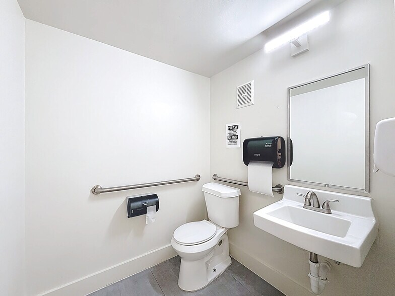 More Photos Of 232 SW 8th St, Miami Medical For Sale