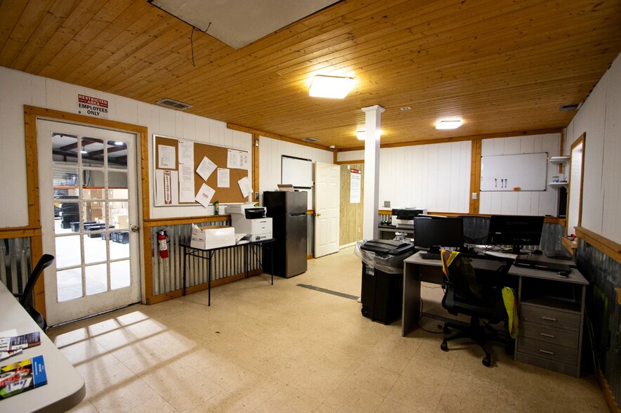 More Photos Of 1446 Pineview Rd, Columbia Light Manufacturing For Lease