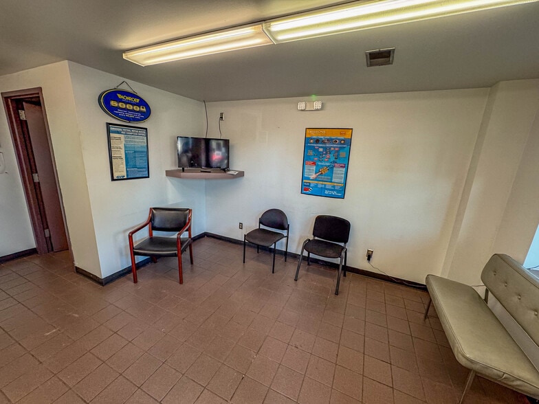 More Photos Of 8600 Gravois Rd, Saint Louis Auto Repair For Sale