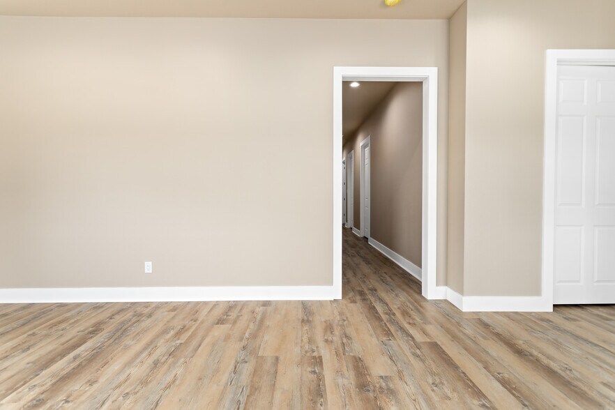 More Photos Of 1750 Cardinal dr, Beaumont Flex For Sale