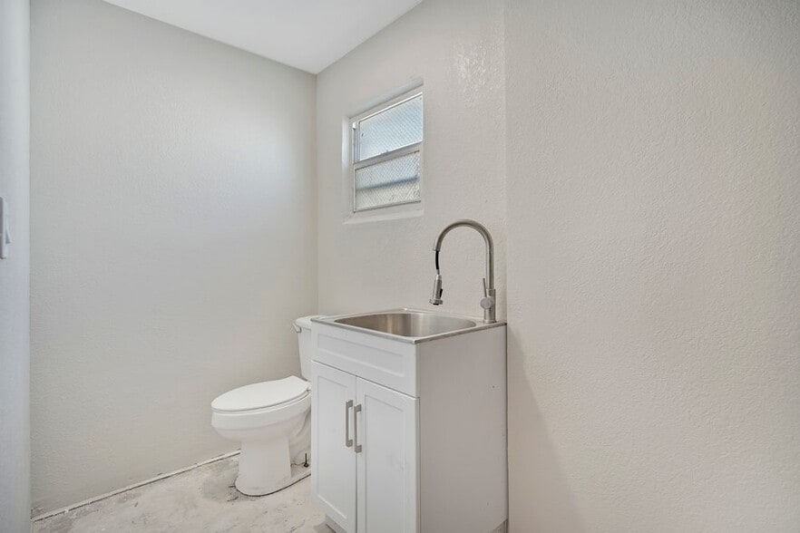 More Photos Of 327 Marion St, Daytona Beach Warehouse For Sale