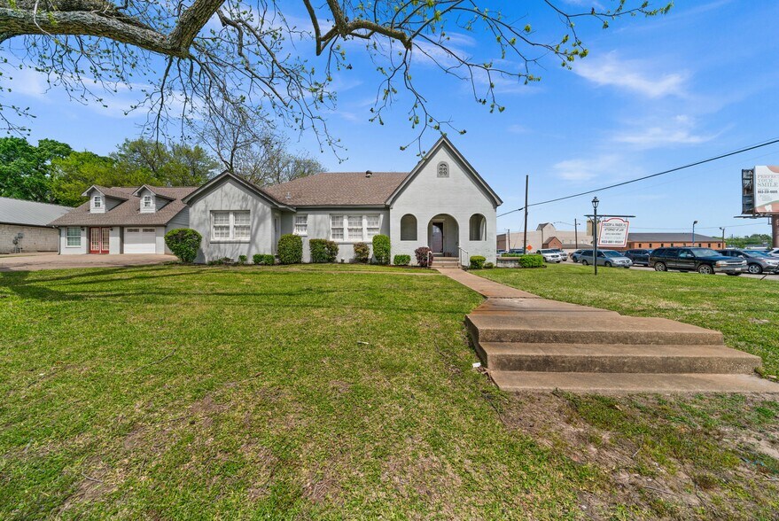More Photos Of 209 S Main St, Lindale Loft Creative Space For Lease