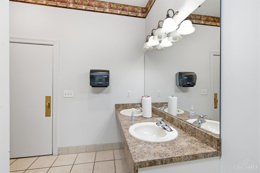 More Photos Of 810 N Broadway St, Lebanon Religious Facility For Sale