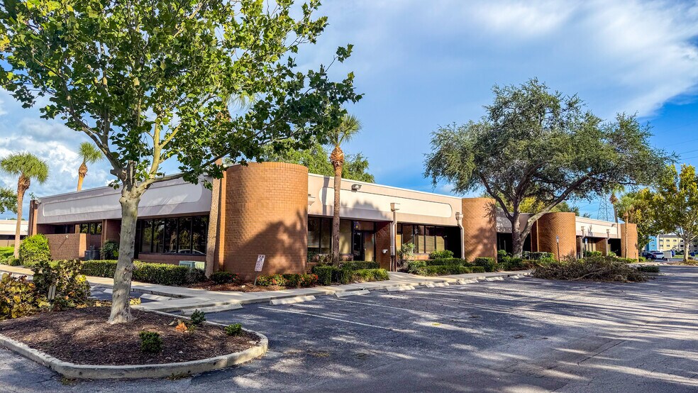 More Photos Of 13830 N 58th St, Clearwater Unknown For Lease