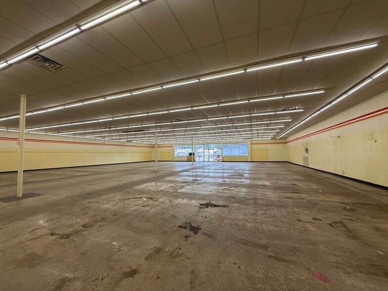 More Photos Of 504 N EE Wallace Blvd, Ferriday Storefront For Sale