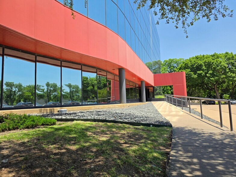 More Photos Of 2100 Valley View Ln, Farmers Branch Office For Lease