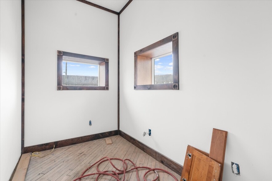 More Photos Of 102 S Richmond St, Fleetwood Warehouse For Sale