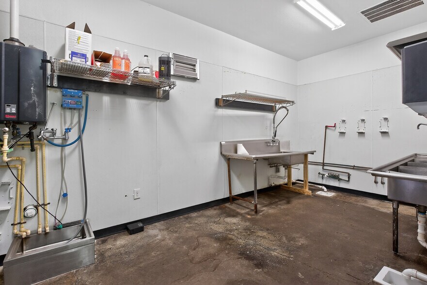 More Photos Of 2795 SW Wilshire Blvd, Burleson Flex For Lease