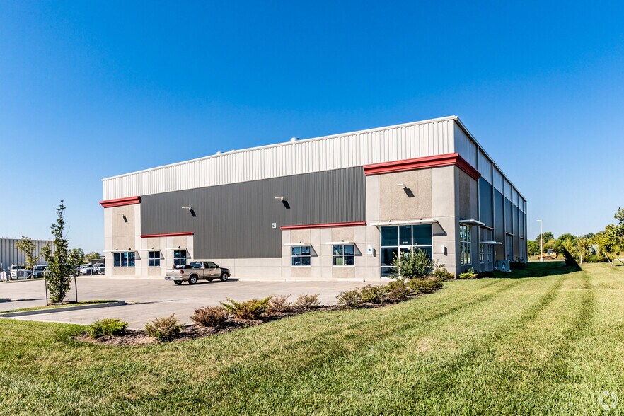More Photos Of 1137 W Pittman St, Olathe Industrial For Lease