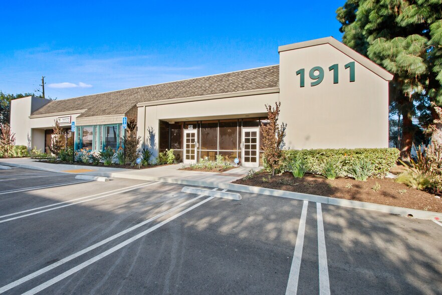 Primary Photo Of 1911 Carnegie Ave, Santa Ana Warehouse For Lease